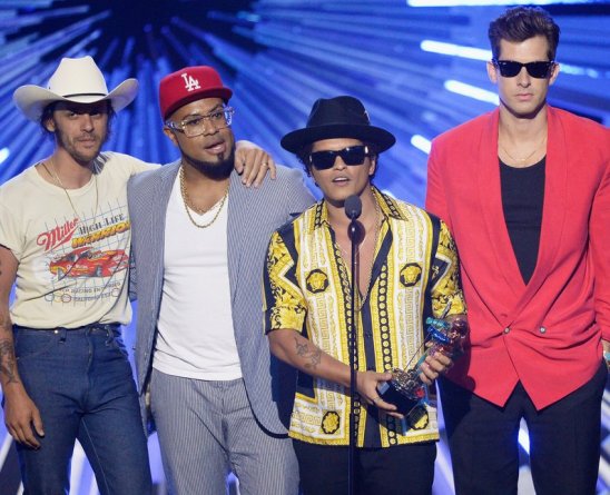 mark-ronson--bruno-mars-win-best-male-video-at-the-mtv-vmas-2015-1440987576-view-0